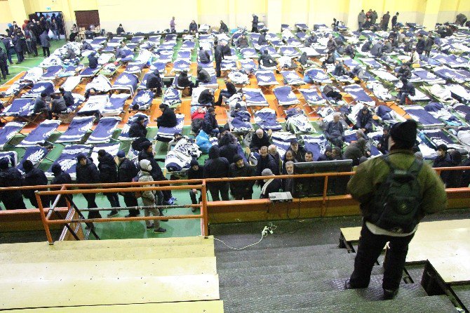 Evsizler, Kapalı Spor Salonunda Ağırlanıyor