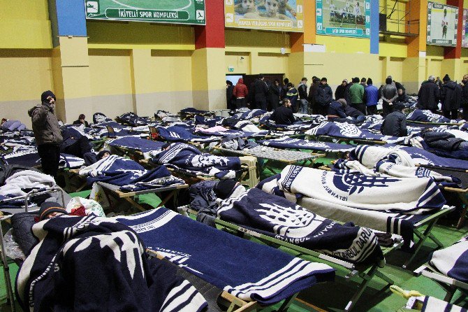 Evsizler, Kapalı Spor Salonunda Ağırlanıyor