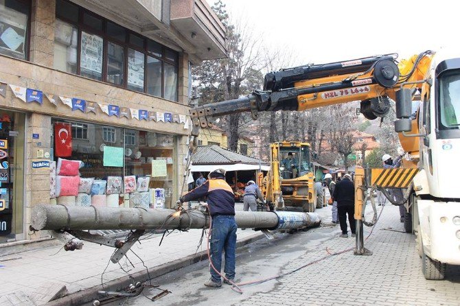 Devrek Belediyesi Beton Direkleri Söküyor