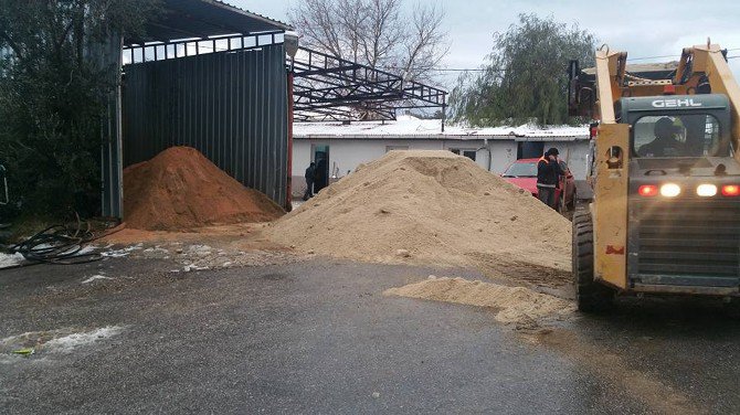 Çeşme’de İlk Kez İş Makineleri Yol Açtı, Tuzlama Yapıldı