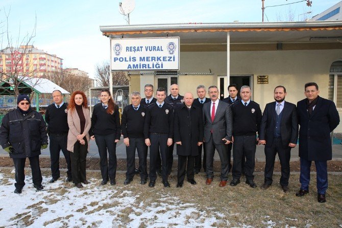 Başkan Çolakbayrakdar Sabah Çayını Polislerle Birlikte İçti