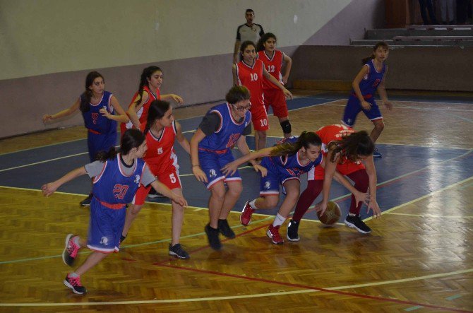 Basketbolda Mehmet Meryem Kayhan Ortaokulu İl Birincisi