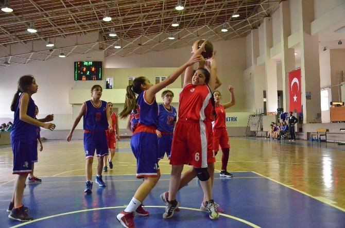 Basketbolda Mehmet Meryem Kayhan Ortaokulu İl Birincisi