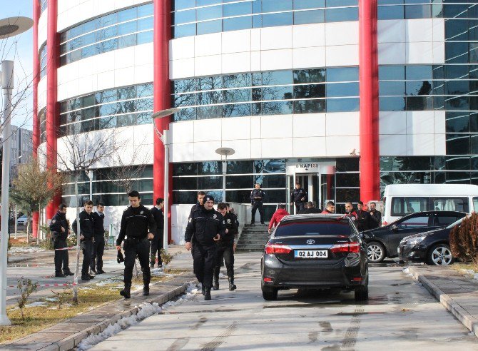 Adliye Önündeki Şüpheli Şahsın Üzerinden Silah Çıktı