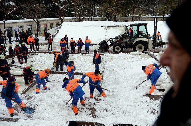 Ataköy’de Tentenin Altında Kalan 1 Kişi Hayatını Kaybetti