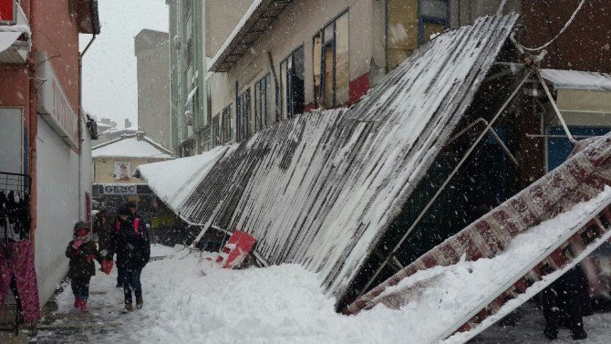 Kar İş Yerlerinin Tentelerini Yıktı