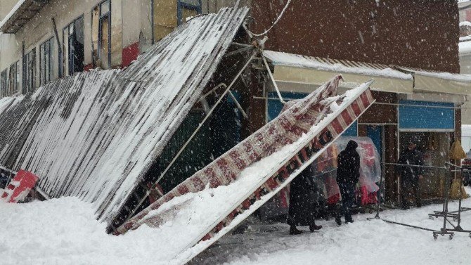 Kar İş Yerlerinin Tentelerini Yıktı