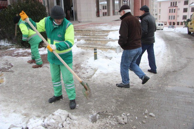 Bursa’da Şehir Merkezindeki Buzlar Temizlendi