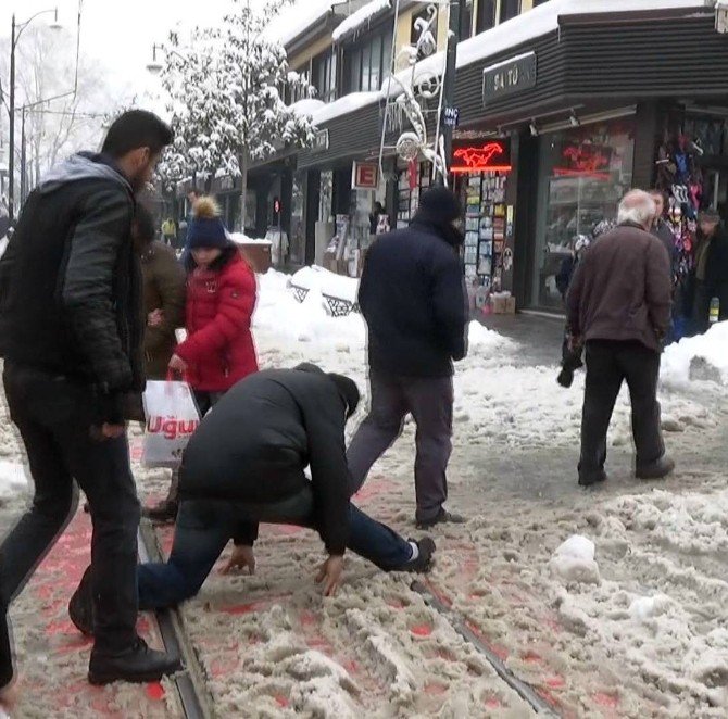 Buz Pistine Dönen Kaldırımlarda Bursalılar Zor Anlar Yaşadı...