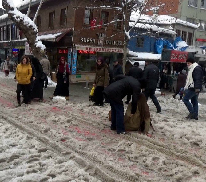 Buz Pistine Dönen Kaldırımlarda Bursalılar Zor Anlar Yaşadı...