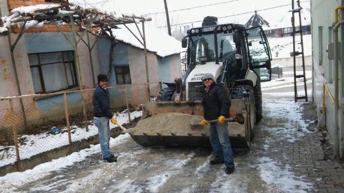 Vezirhan Beldesi’nde Karla Mücadele Çalışmaları