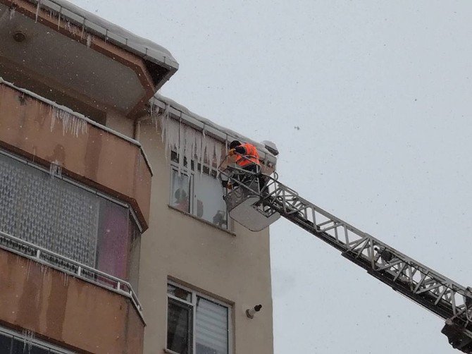 Çatılardan Sarkan Buzları İtfaiye Ekipleri Temizledi