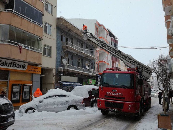 Çatılardan Sarkan Buzları İtfaiye Ekipleri Temizledi