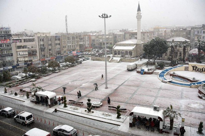 Aliağa’da Kar Yağışı Devam Ediyor