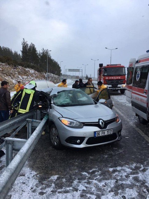 Bariyer, Kontrolden Çıkan Otomobile Saplandı