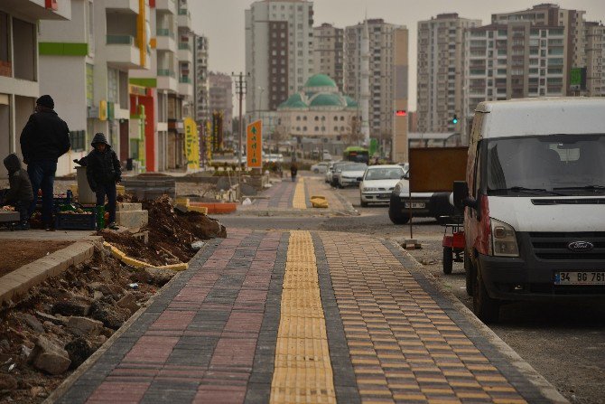 Büyükşehir Kaldırım Çalışmalarına Devam Ediyor