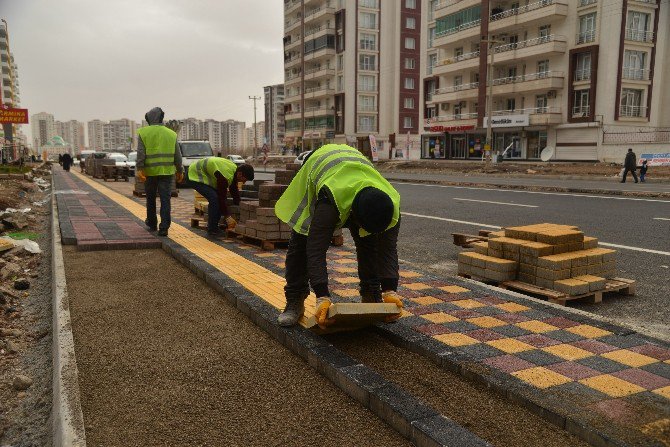 Büyükşehir Kaldırım Çalışmalarına Devam Ediyor