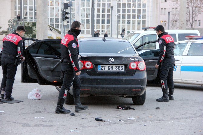 Çatışmanın Ardından Polis Ekipleri Durdurdukları Araçta 2 Kişiyi Gözaltına Aldı