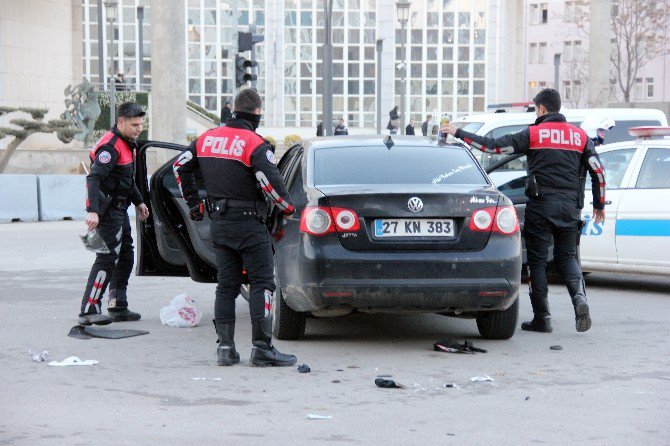 Çatışmanın Ardından Polis Ekipleri Durdurdukları Araçta 2 Kişiyi Gözaltına Aldı