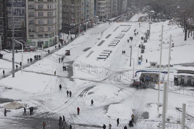 Beyaz Örtüye Bürünen Taksim Meydanı Böyle Görüntülendi