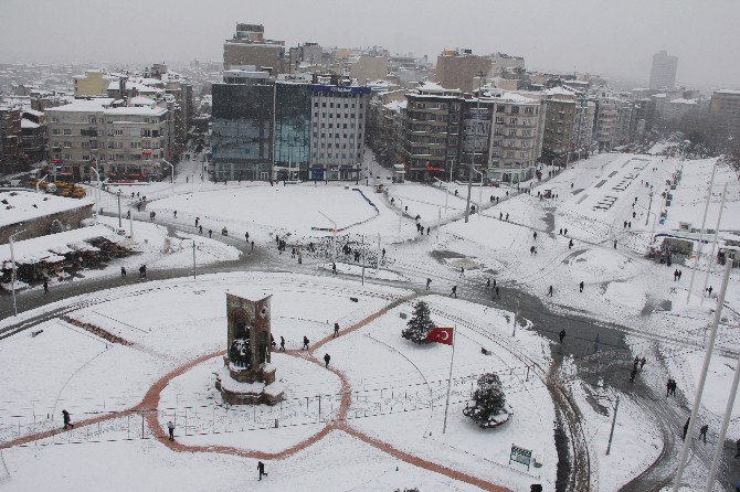 Beyaz Örtüye Bürünen Taksim Meydanı Böyle Görüntülendi