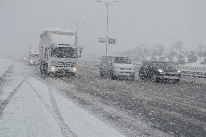 Yeniden Başlayan Kar Trafiği Etkiledi