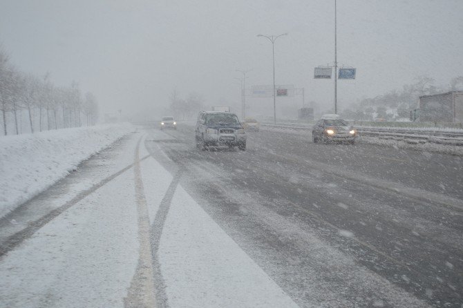 Yeniden Başlayan Kar Trafiği Etkiledi