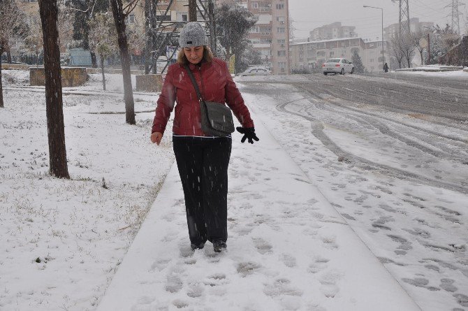 İzmir’de Çocuklar Karda Kaydı