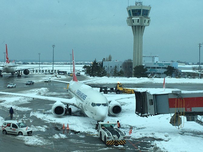 Atatürk Havalimanı’nda Kar Temizliği Başladı
