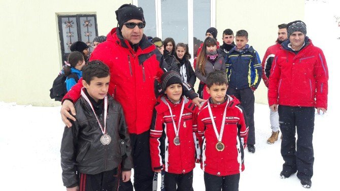 Hakkari’de Kulüplerarası Alp Disiplini Kayak İl Birinciliği Yarışması