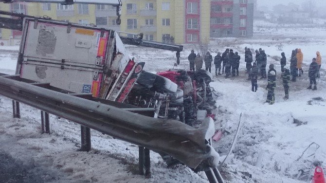 Tır Karda Kayganlaşan Yolda Devrildi: 1 Ölü