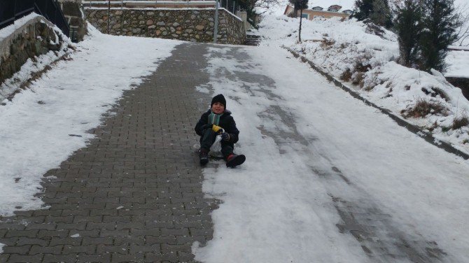 Kar Tatilinin Tadını Kayarak Çıkardılar