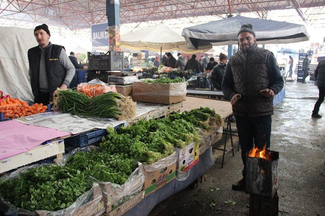 Pazarcılar Tenekede Ateş Yakarak Isınıyor