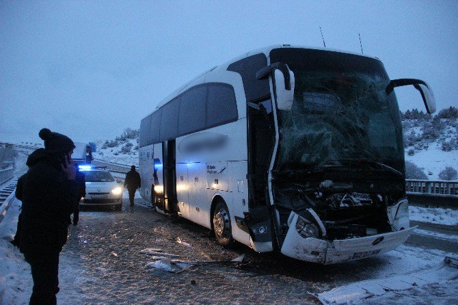 Kütahya’da Yolcu Otobüsü İle Tır Çarpıştı: 1 Yaralı