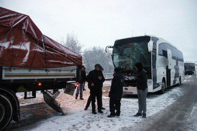 Kütahya’da Yolcu Otobüsü İle Tır Çarpıştı: 1 Yaralı