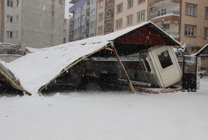 Manisa’da Okulun Garaj Çatısı Çöktü