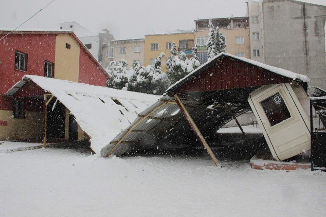 Manisa’da Okulun Garaj Çatısı Çöktü