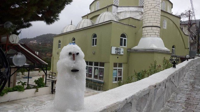 Marmaris’te Dolu Yağışı Etkili Oldu