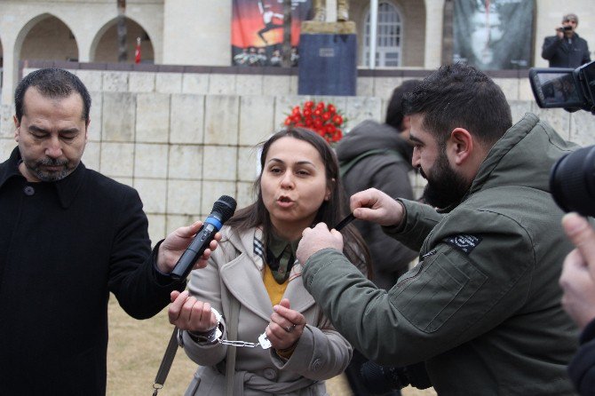 Mersin’de Gazeteciler Günü’nde Kelepçeli, Ekmekli Protesto