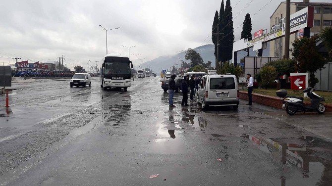 Söke’de Kaza Ucuz Atlatıldı; Yolcu Otobüsü, Otomobile Çarptı