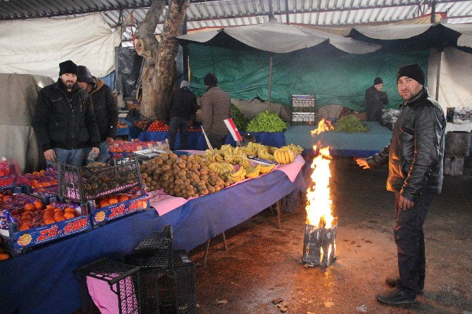 Pazarcılar Tenekede Ateş Yakarak Isınıyor