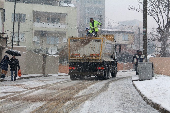 Bornova’da Karla Mücadele Aralıksız Sürüyor