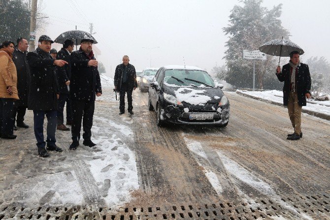 Bornova’da Karla Mücadele Aralıksız Sürüyor