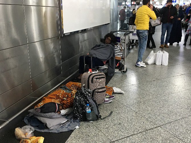 Atatürk Havalimanı’nda Kar Temizliği Başladı