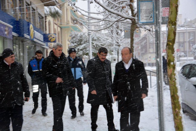 Manisa Şehzadeler’de Karla Mücadele Sürüyor