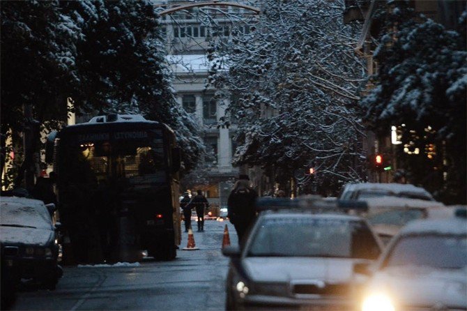 Atina’da Polislere Silahlı Saldırı