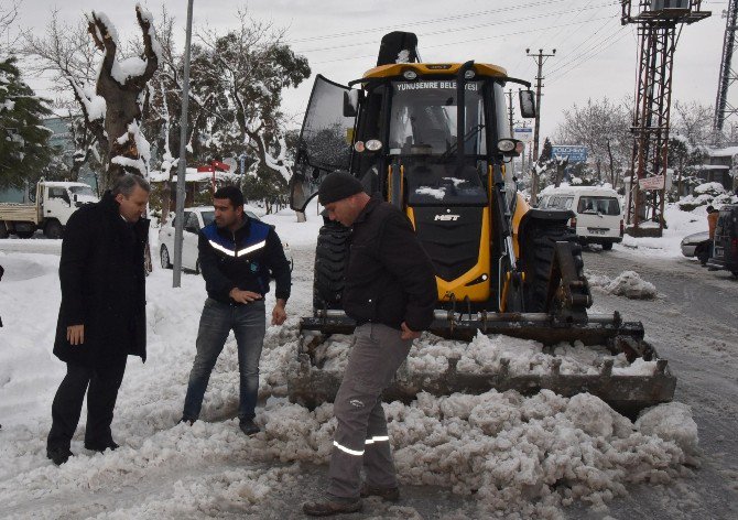 Karda Kalan Vatandaşların İmdadına Belediye Yetişti