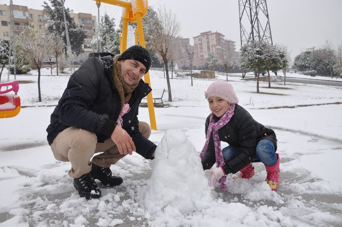 İzmir’de Çocuklar Karda Kaydı