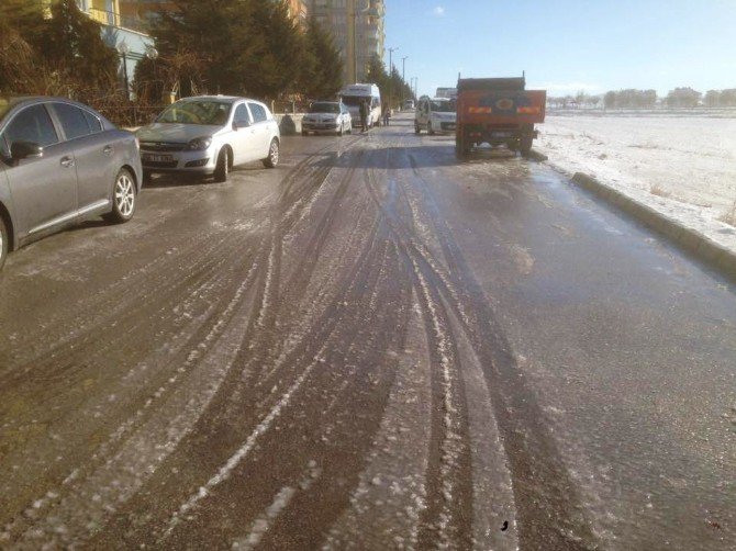 Buz Tutan Yolda Minibüs Devrildi