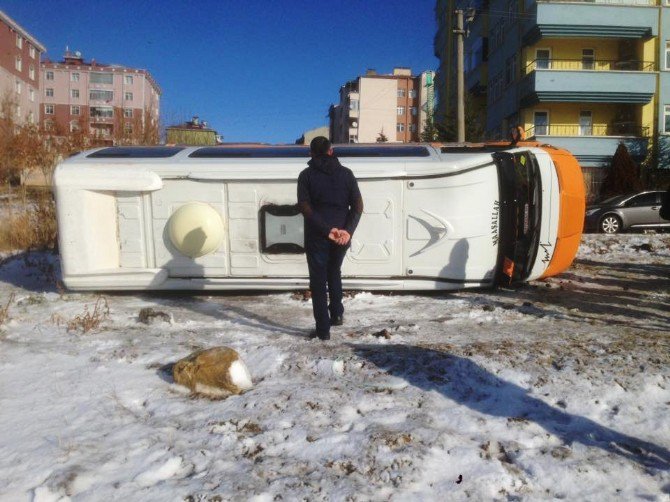 Buz Tutan Yolda Minibüs Devrildi